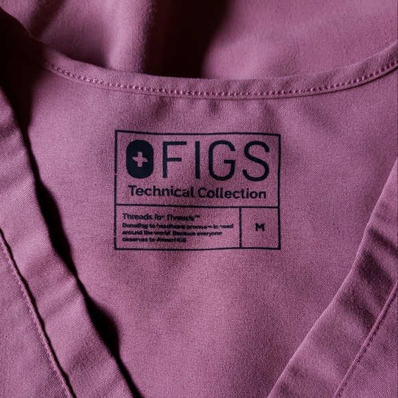 CLEAN, USED Figs - M - Mauve Three-Pocket Casma Scrub Top - GENTLY USED - Picture 2 of 5